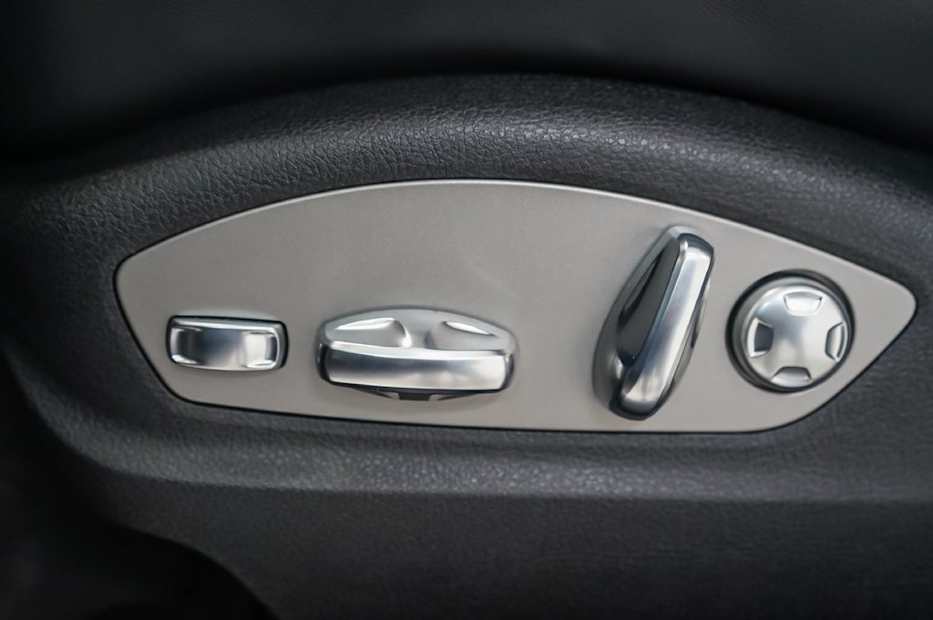 Thumbnail: 2026 Porsche Macan - 29