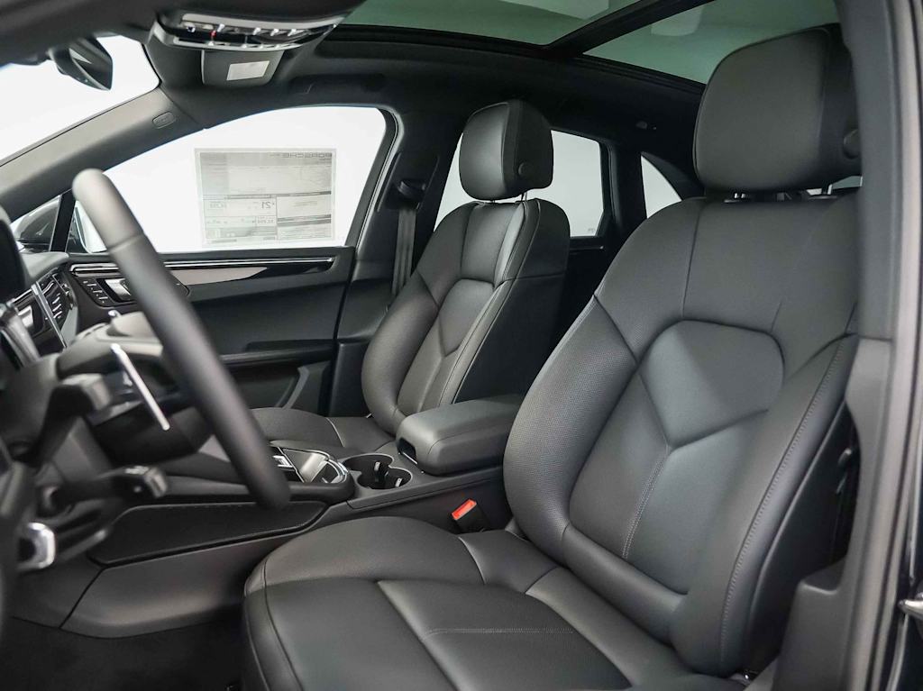 Thumbnail: 2026 Porsche Macan - 10