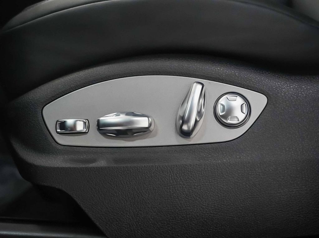 Thumbnail: 2026 Porsche Macan - 29