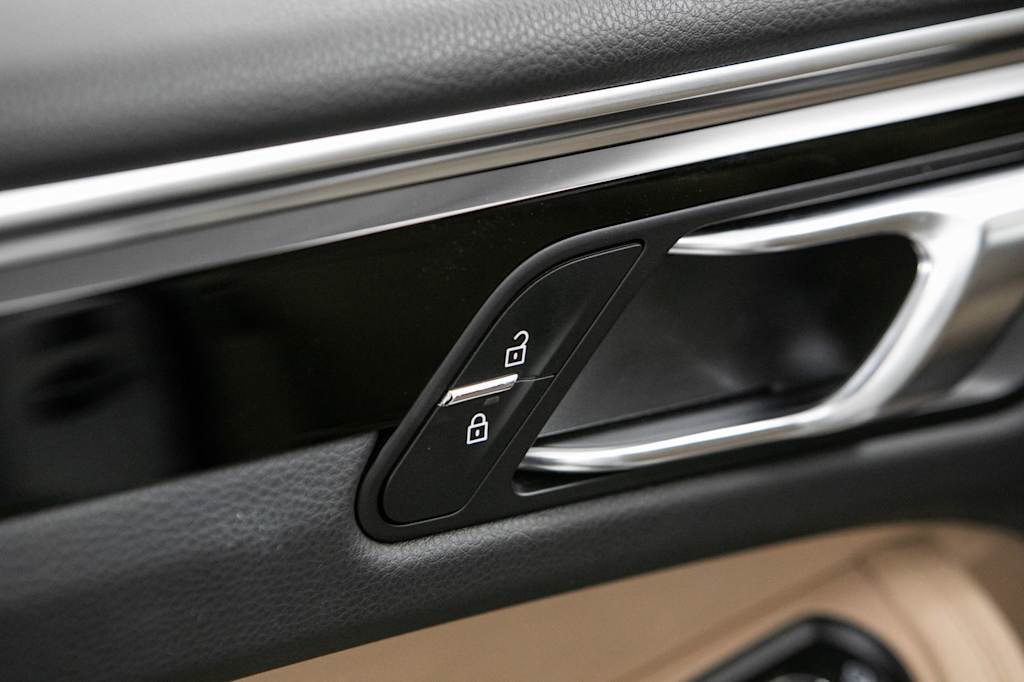 Thumbnail: 2023 Porsche Macan - 27