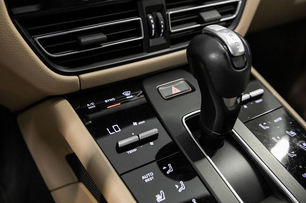 Thumbnail: 2023 Porsche Macan - 25