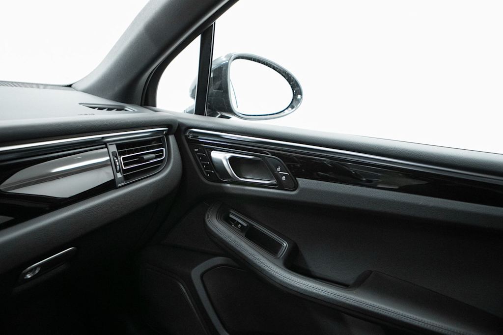 Thumbnail: 2023 Porsche Macan - 32