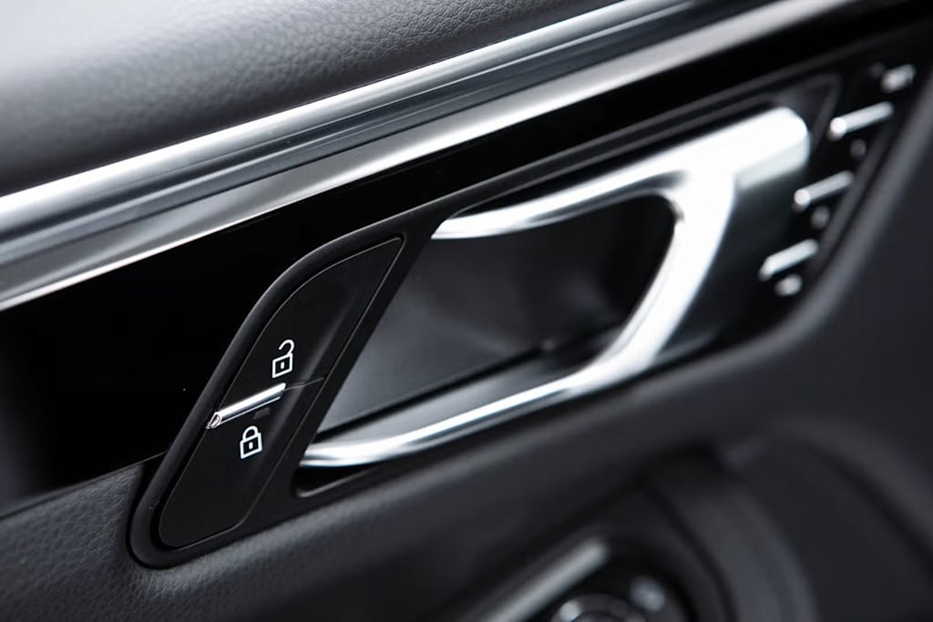 Thumbnail: 2025 Porsche Macan - 21