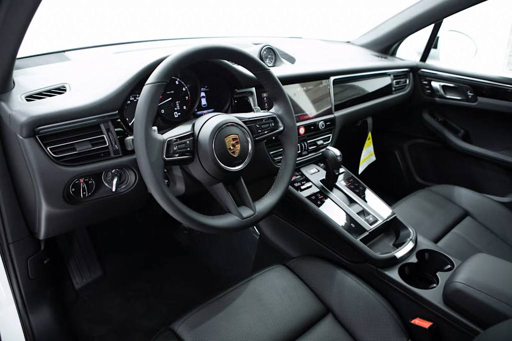 Thumbnail: 2025 Porsche Macan - 2