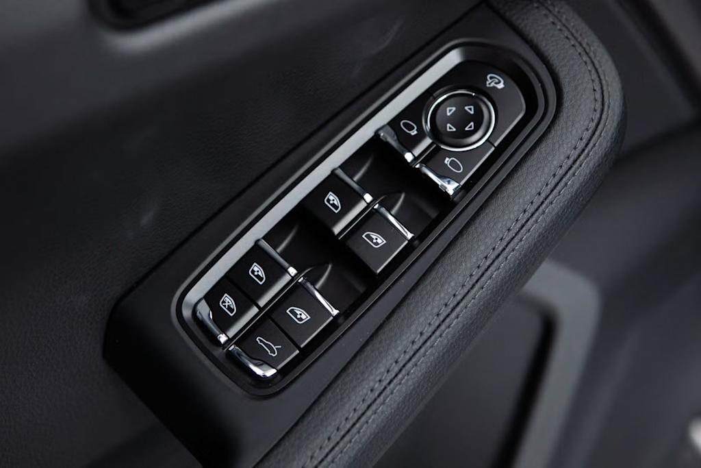 Thumbnail: 2025 Porsche Macan - 22