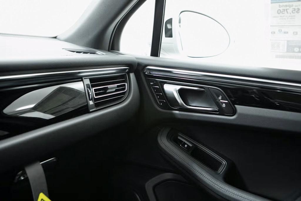 Thumbnail: 2025 Porsche Macan - 27