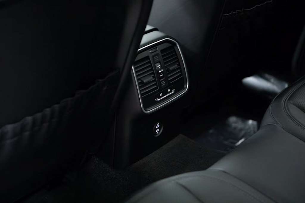 Thumbnail: 2025 Porsche Macan - 29