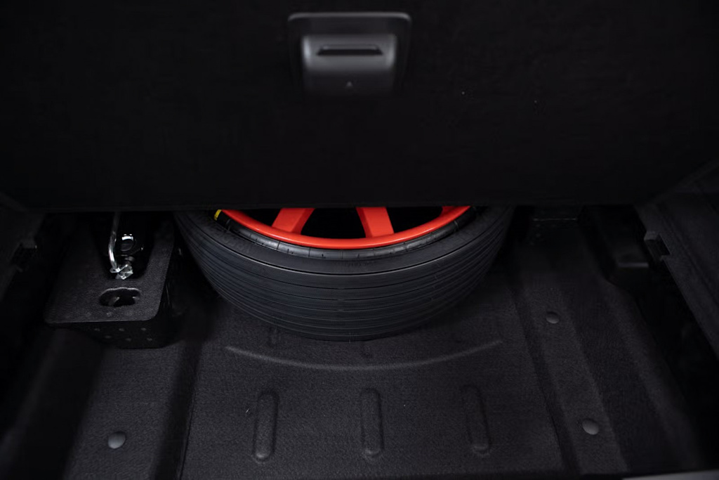 Thumbnail: 2025 Porsche Macan - 31