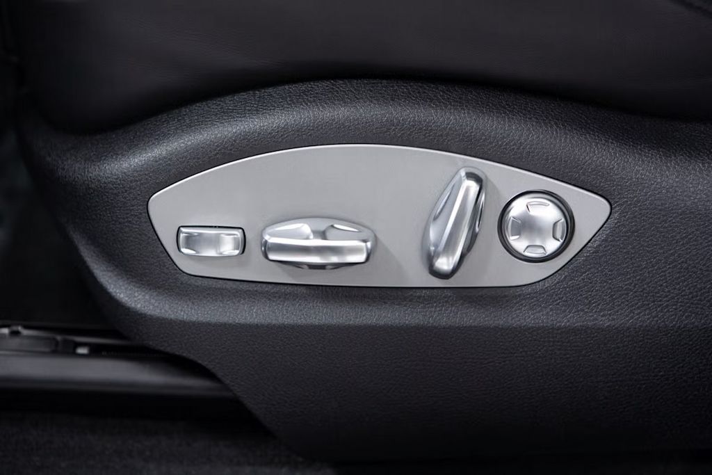 Thumbnail: 2025 Porsche Macan - 20