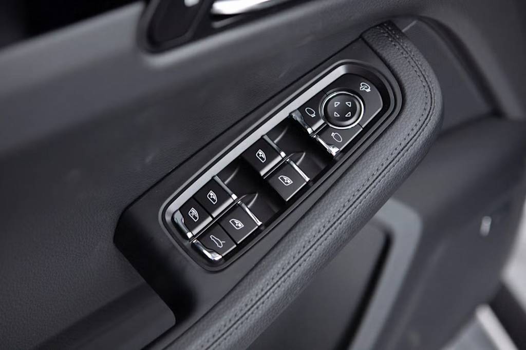 Thumbnail: 2025 Porsche Macan - 21