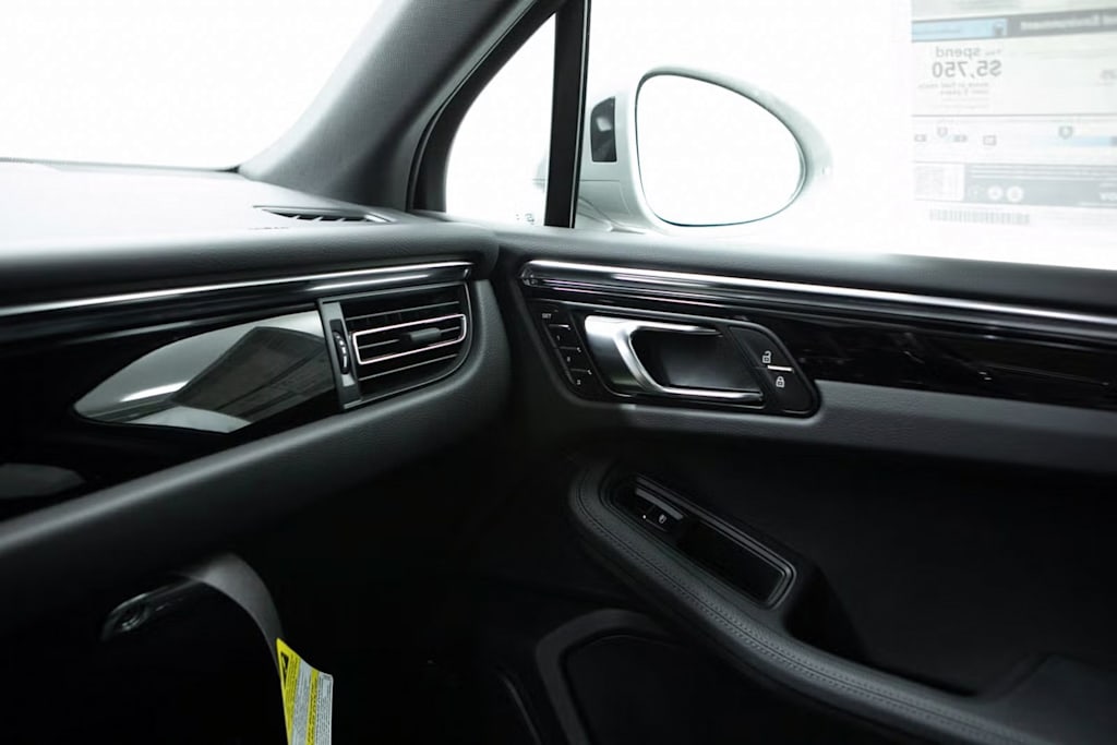 Thumbnail: 2025 Porsche Macan - 25