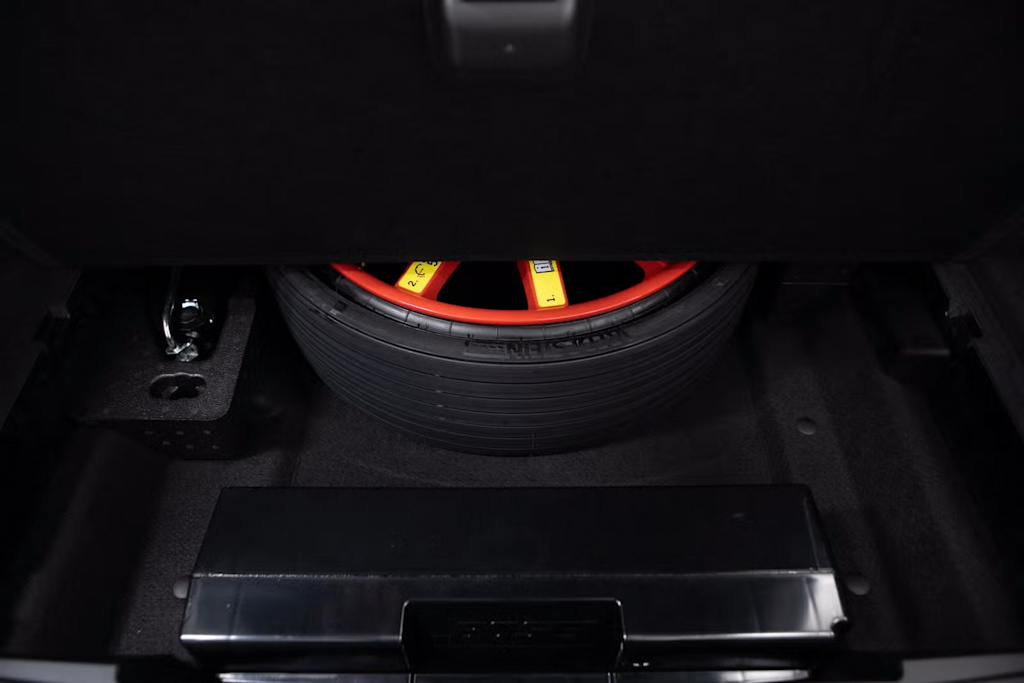 Thumbnail: 2025 Porsche Macan - 32