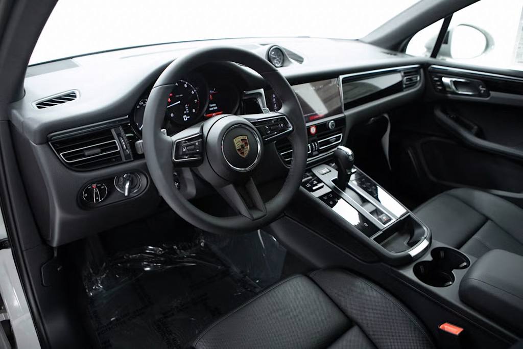 Thumbnail: 2025 Porsche Macan - 2