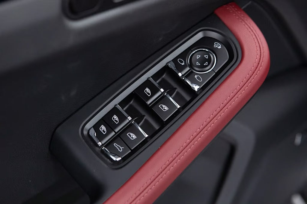 Thumbnail: 2025 Porsche Macan - 28