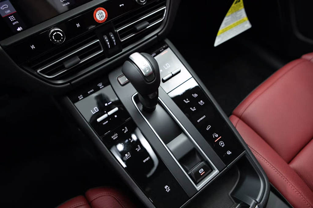 Thumbnail: 2025 Porsche Macan - 31