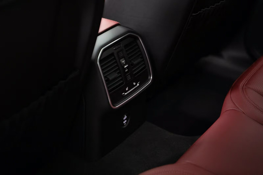 Thumbnail: 2025 Porsche Macan - 36