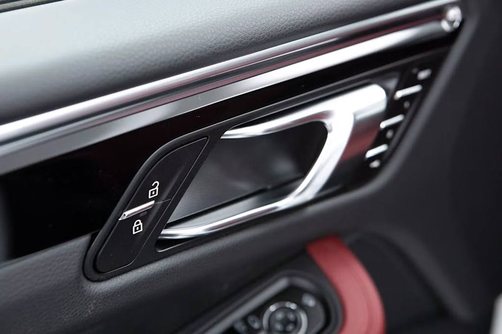 Thumbnail: 2025 Porsche Macan - 29