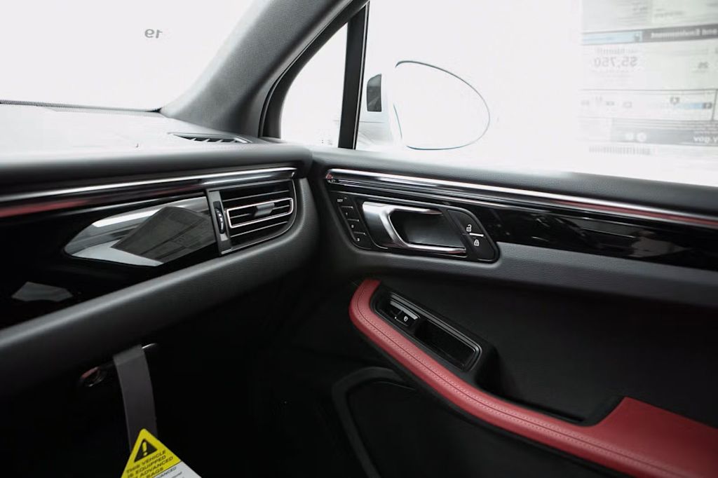 Thumbnail: 2025 Porsche Macan - 33