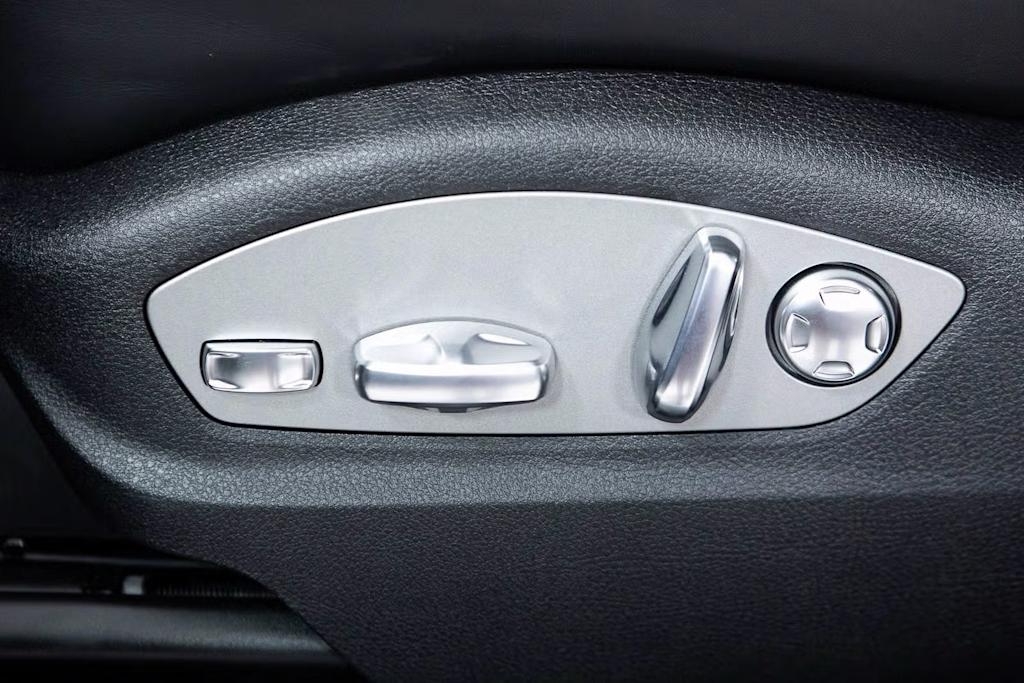 Thumbnail: 2026 Porsche Macan - 27