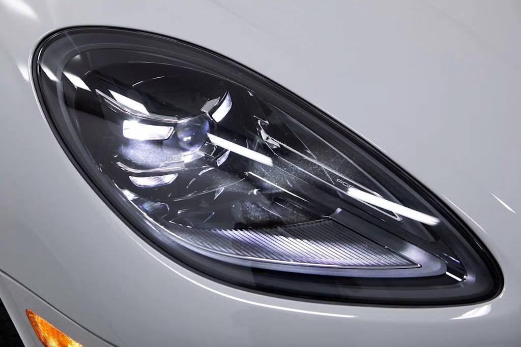 Thumbnail: 2026 Porsche Macan - 21