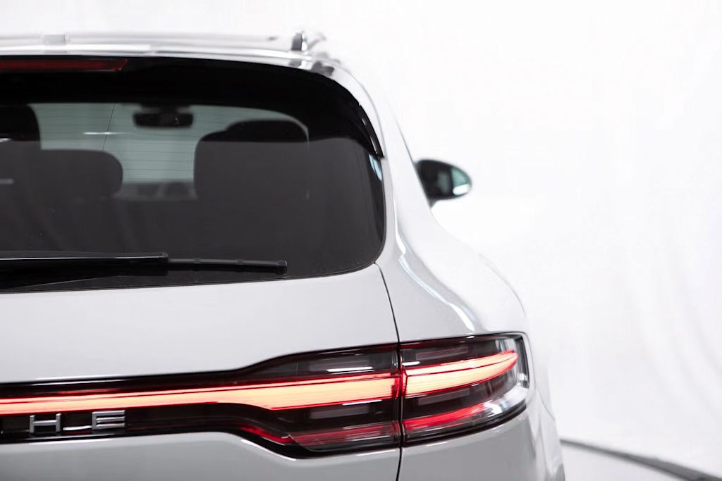 Thumbnail: 2026 Porsche Macan - 25