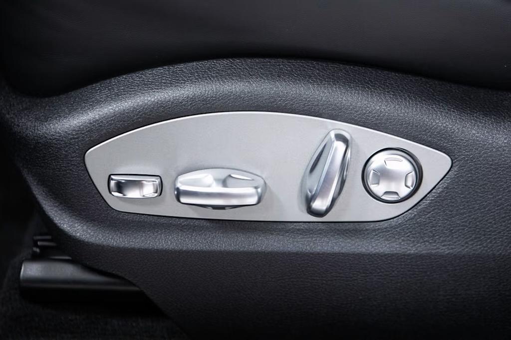 Thumbnail: 2026 Porsche Macan - 28