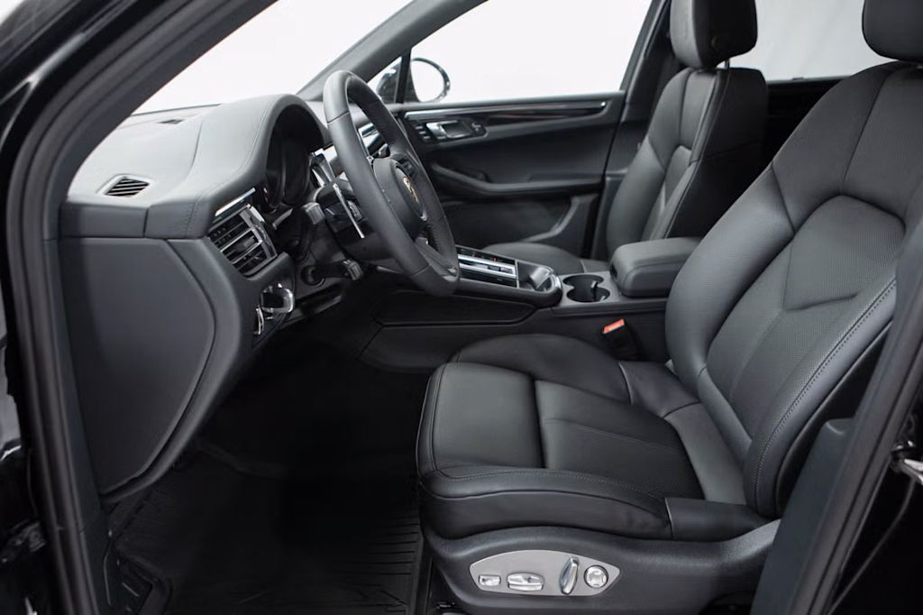 Thumbnail: 2026 Porsche Macan - 9