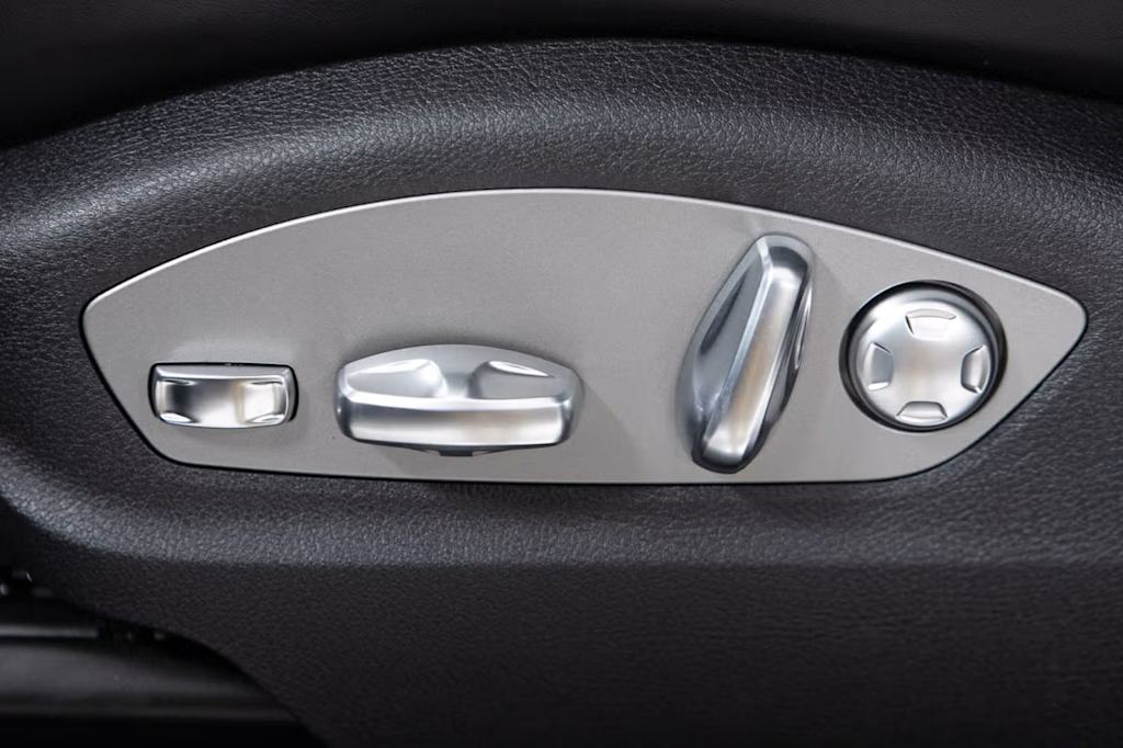Thumbnail: 2026 Porsche Macan - 25