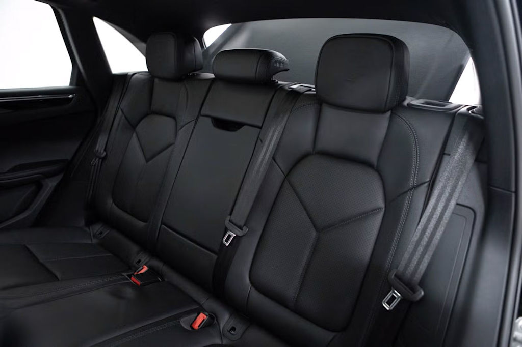 Thumbnail: 2026 Porsche Macan - 36
