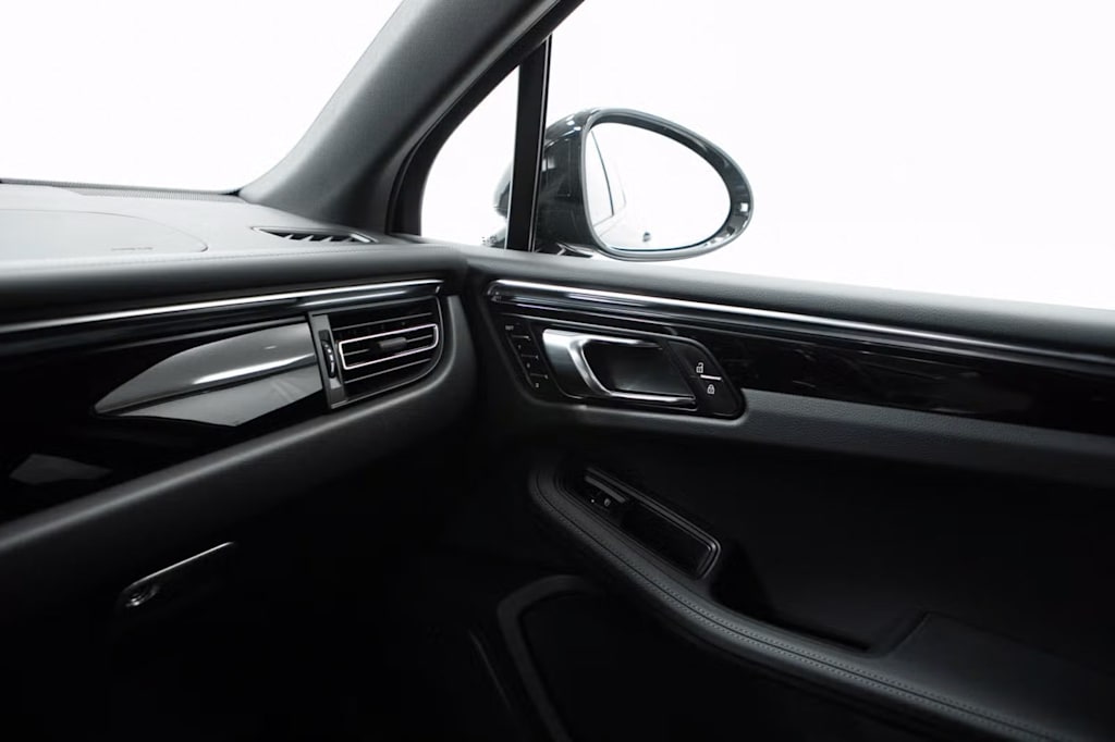 Thumbnail: 2026 Porsche Macan - 33