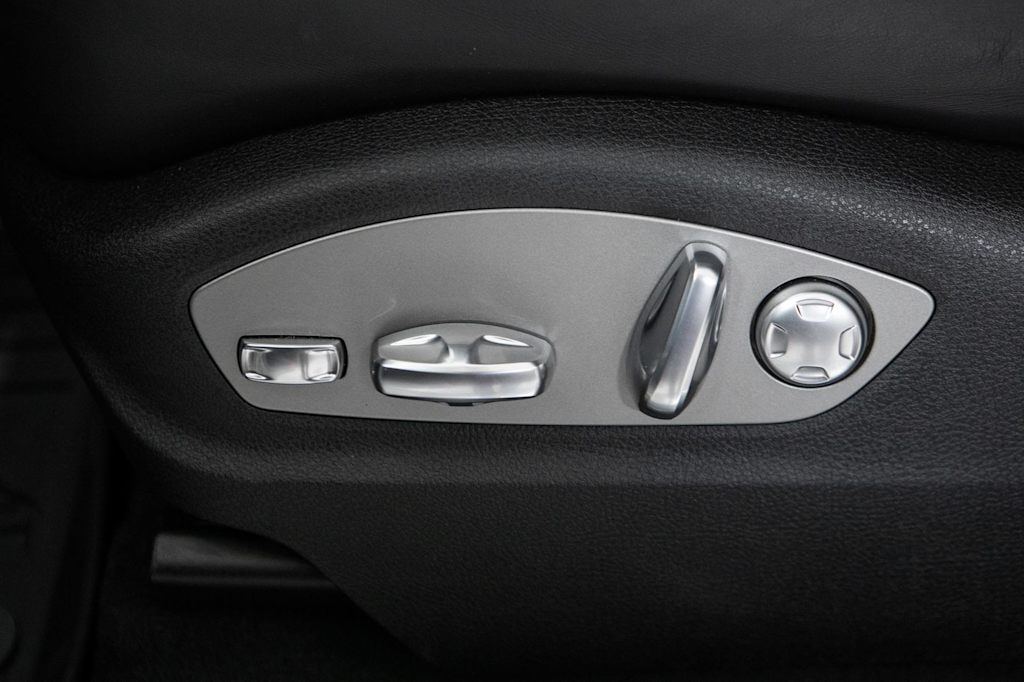 Thumbnail: 2026 Porsche Macan - 26