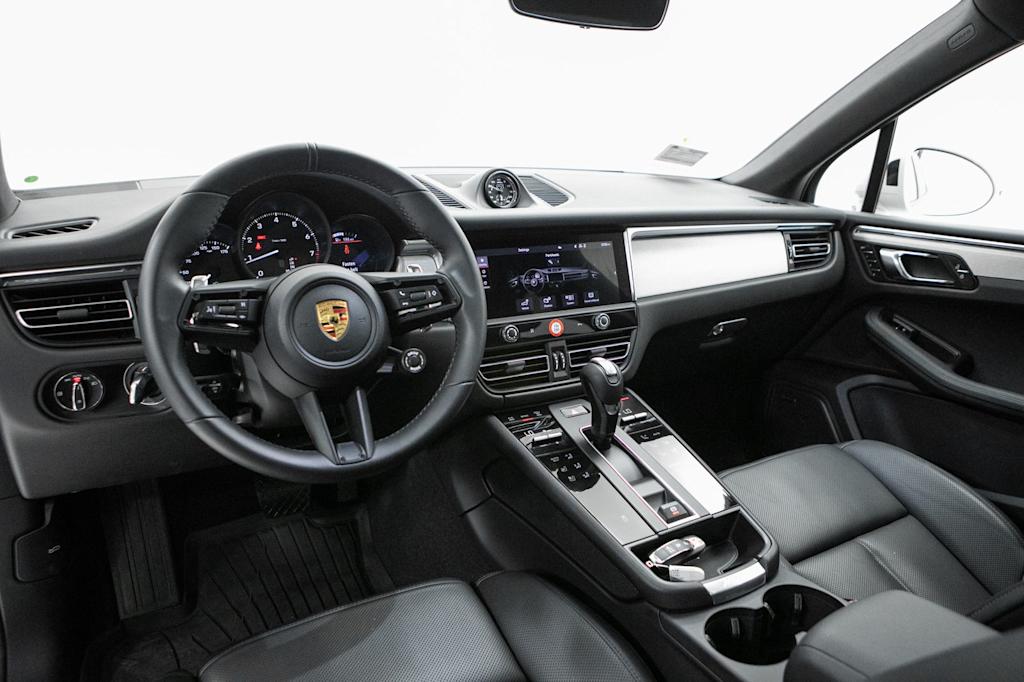 Thumbnail: 2026 Porsche Macan - 6