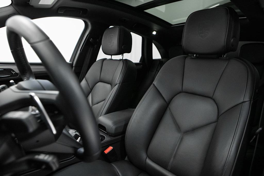 Thumbnail: 2026 Porsche Macan - 7