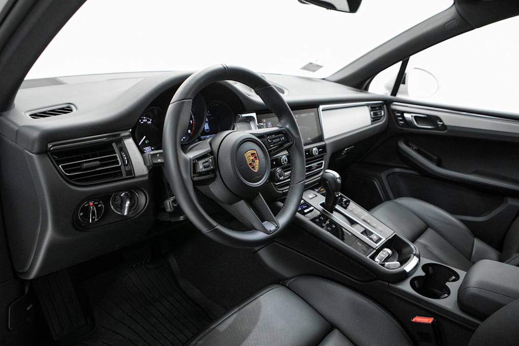 Thumbnail: 2026 Porsche Macan - 2