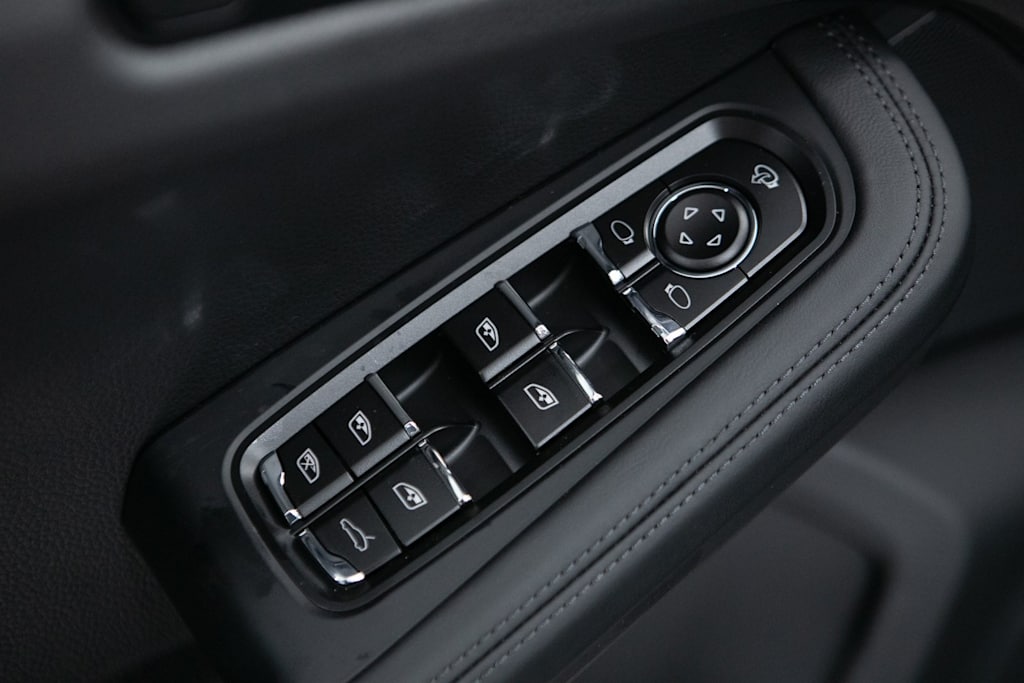 Thumbnail: 2026 Porsche Macan - 22