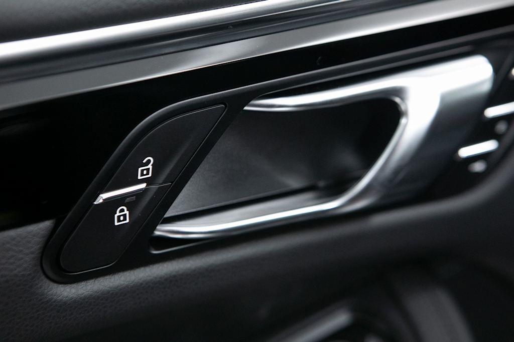 Thumbnail: 2026 Porsche Macan - 23