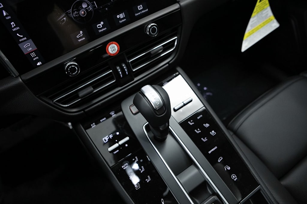 Thumbnail: 2026 Porsche Macan - 14