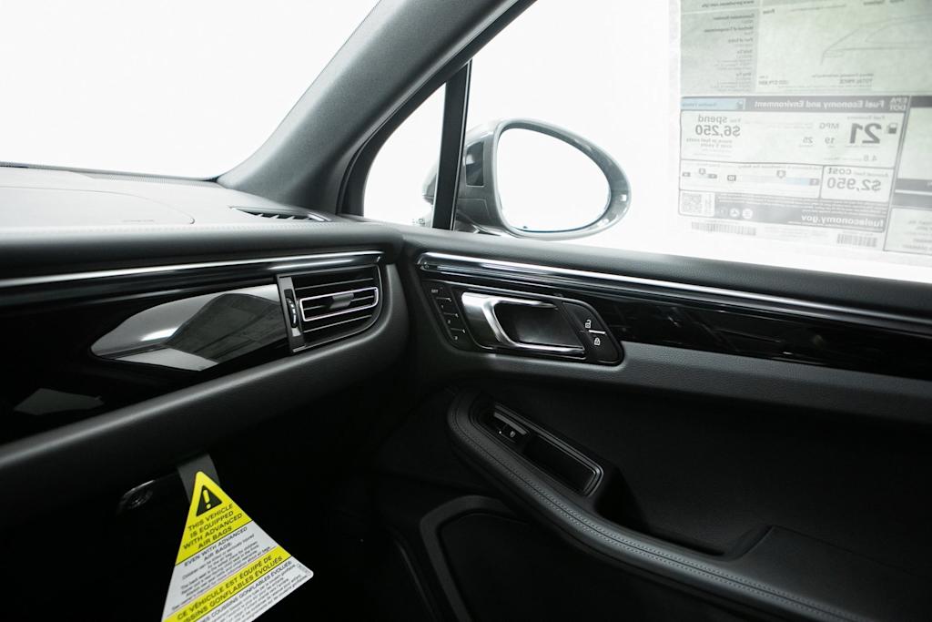 Thumbnail: 2026 Porsche Macan - 27