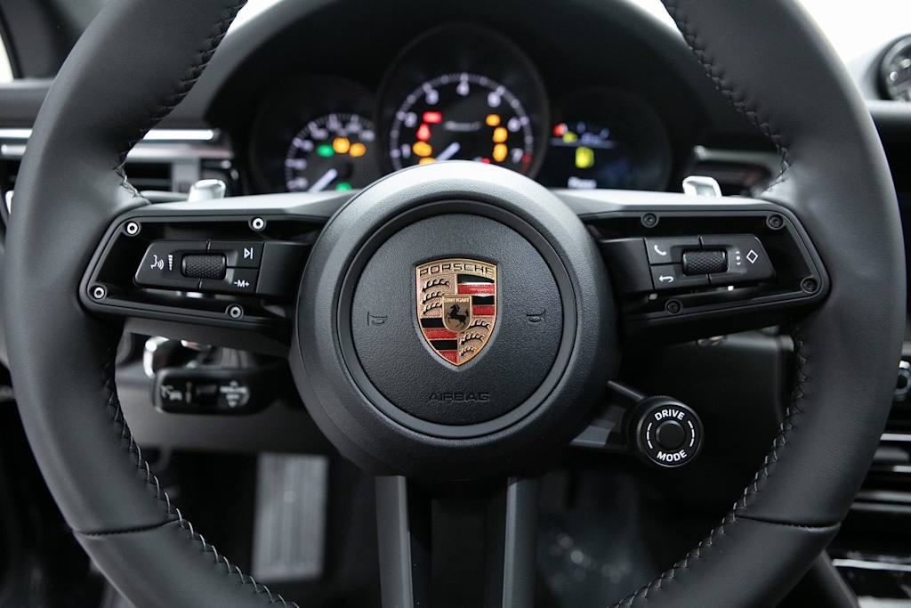 Thumbnail: 2026 Porsche Macan - 20