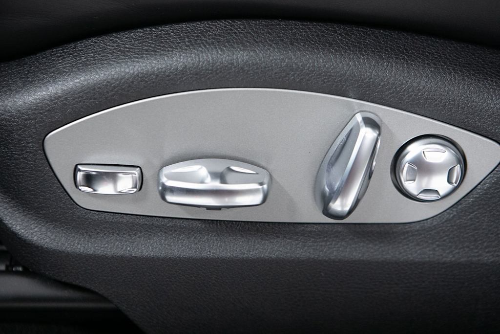 Thumbnail: 2026 Porsche Macan - 21