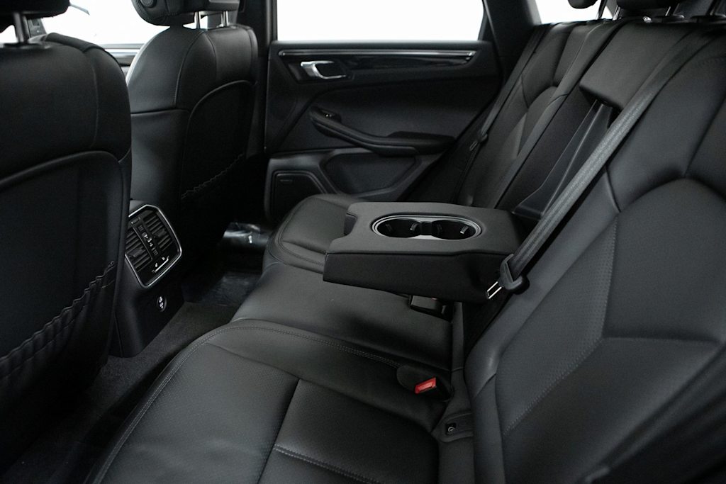 Thumbnail: 2026 Porsche Macan - 32