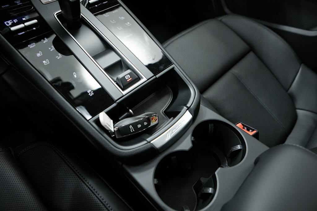 Thumbnail: 2026 Porsche Macan - 26