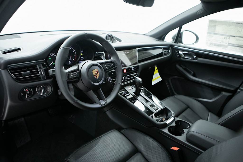 Thumbnail: 2026 Porsche Macan - 2