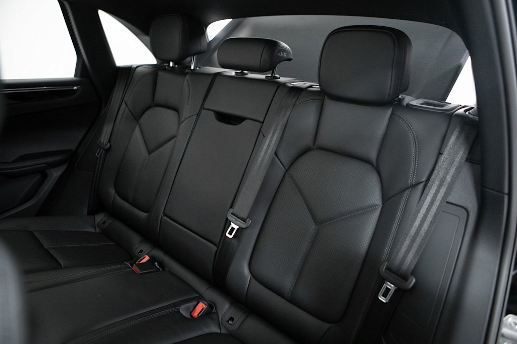 Thumbnail: 2026 Porsche Macan - 33