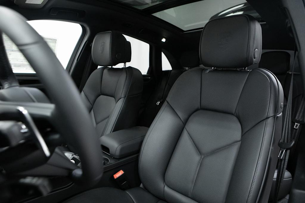 Thumbnail: 2026 Porsche Macan - 10