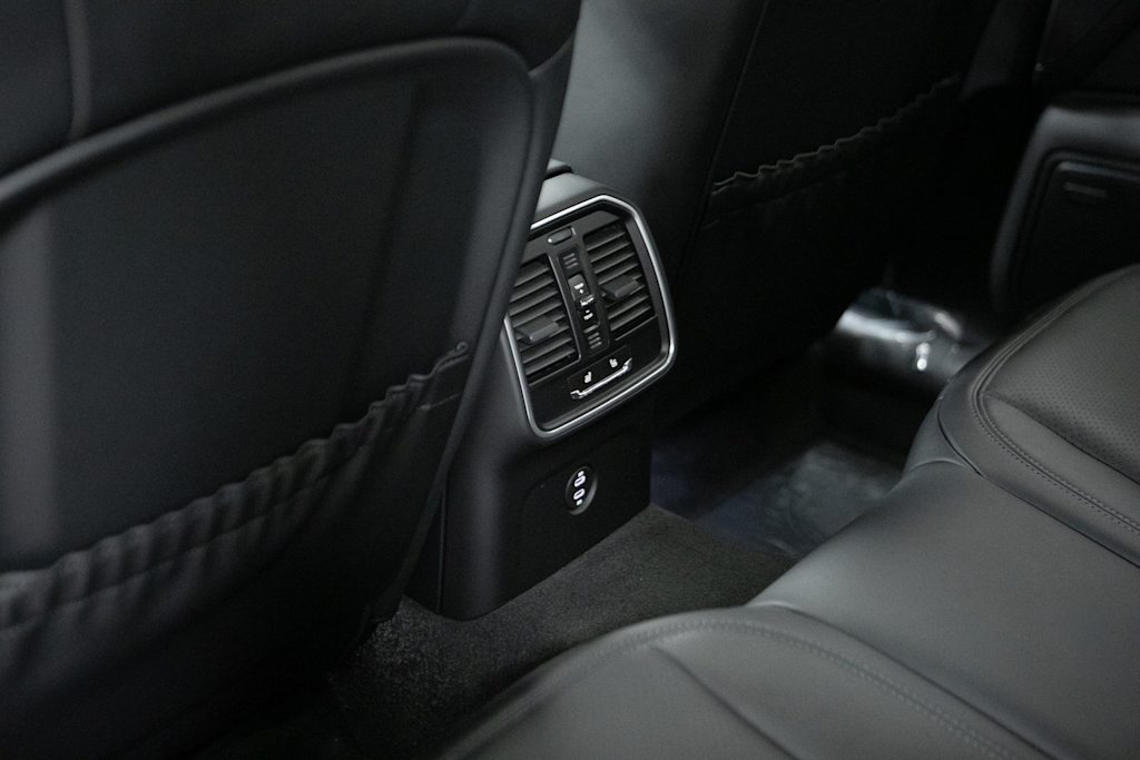 Thumbnail: 2026 Porsche Macan - 31