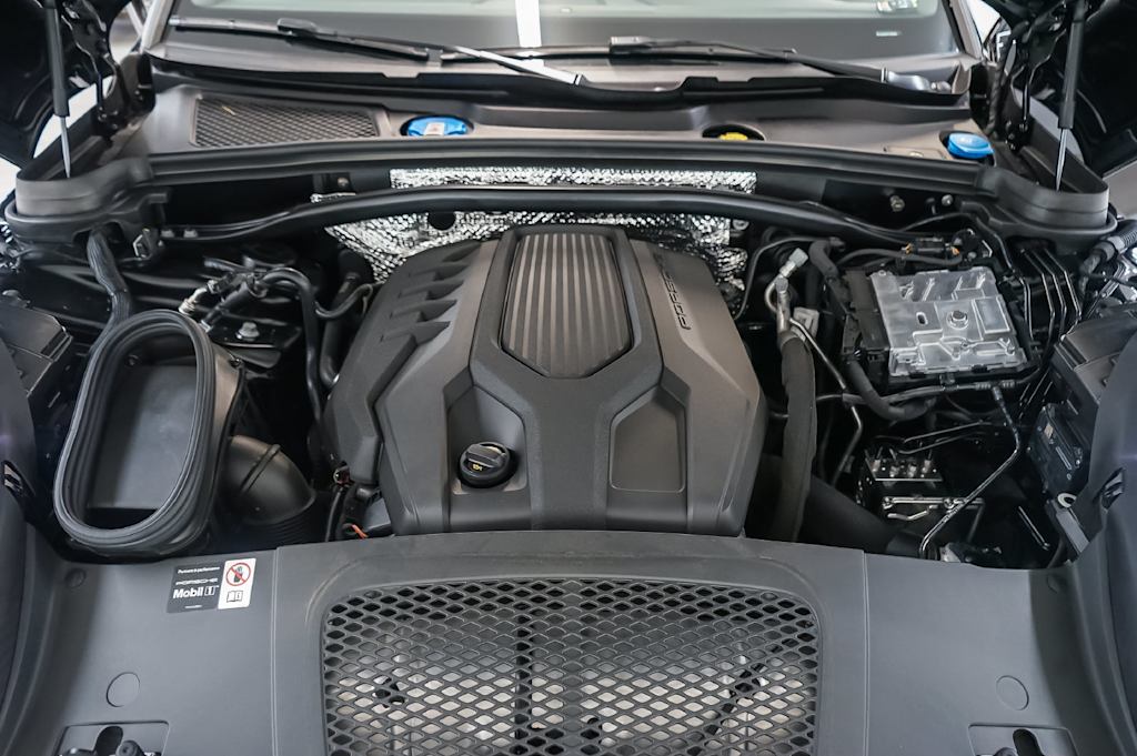 Thumbnail: 2026 Porsche Macan - 8