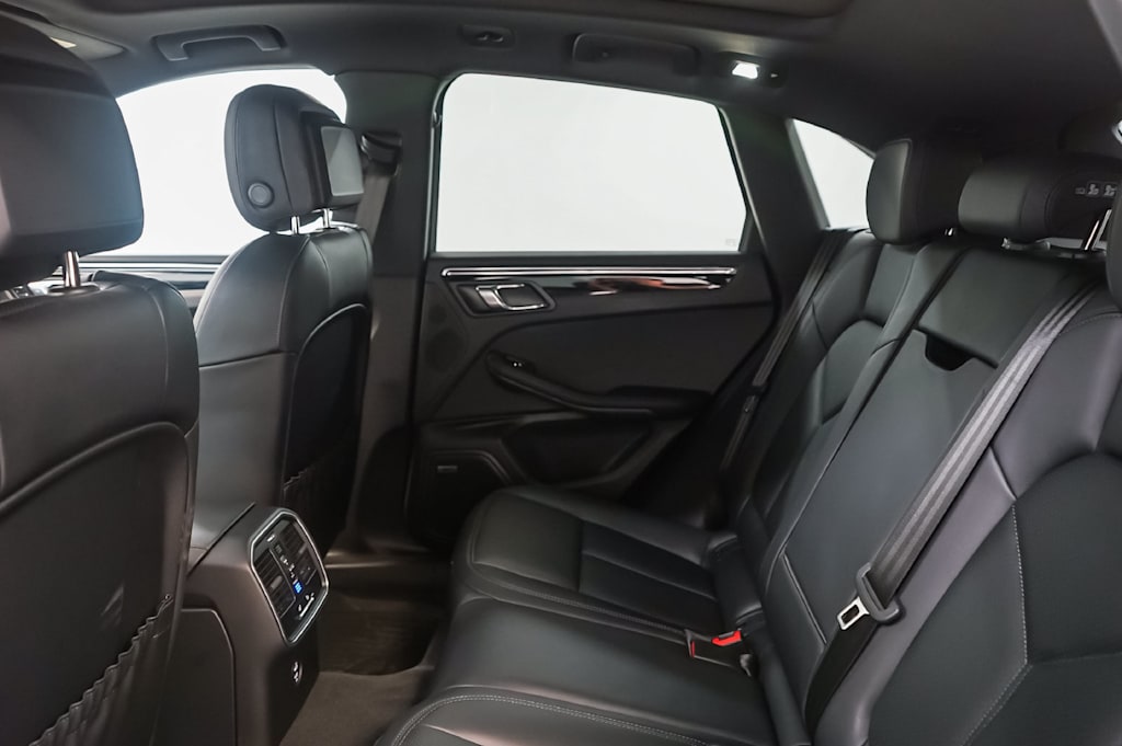 Thumbnail: 2026 Porsche Macan - 12