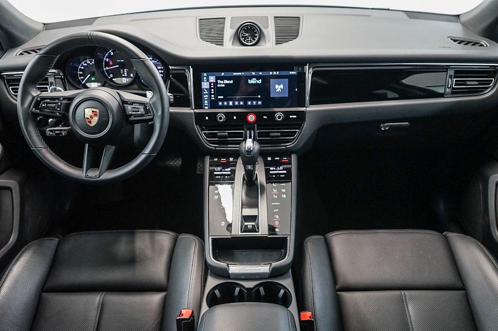 Thumbnail: 2026 Porsche Macan - 10