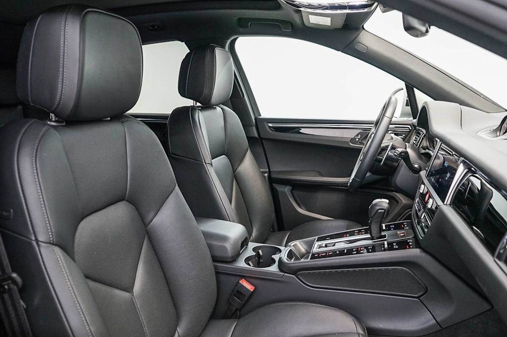 Thumbnail: 2026 Porsche Macan - 12